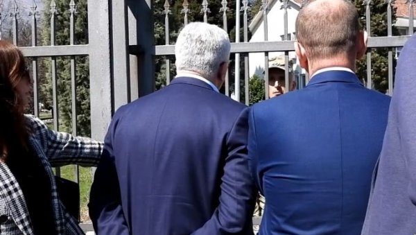 ЦРНА БРУКА КРИВОКАПИЋЕВЕ ВЛАДЕ: Члановима ДФ забранили да положе венац жртвама НАТО бомбардовања (ВИДЕО) ЦРНА БРУКА КРИВОКАПИЋЕВЕ ВЛАДЕ: Члановима ДФ забранили да положе венац жртвама НАТО бомбардовања (ВИДЕО)