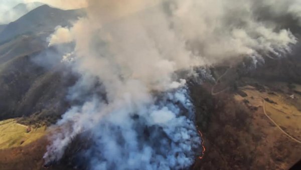 КУЋЕ И ШУМУ БРАНИ И ВОЈСКА: Харају пожари у више села у околини општине Колашин КУЋЕ И ШУМУ БРАНИ И ВОЈСКА: Харају пожари у више села у околини општине Колашин