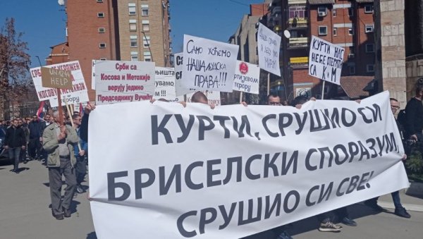 КУРТИ, СРУШИО СИ СВЕ! Срби послали јасну поруку лажном премијеру, хиљаде људи у Митровици (ФОТО/ВИДЕО) КУРТИ, СРУШИО СИ СВЕ! Срби послали јасну поруку лажном премијеру, хиљаде људи у Митровици (ФОТО/ВИДЕО)