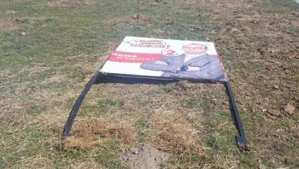 ПОСЛЕ УЛЦИЊА, СРУШЕН БИЛБОРД У БЕРАНАМА: Демократе осудиле нови вандализам ПОСЛЕ УЛЦИЊА, СРУШЕН БИЛБОРД У БЕРАНАМА: Демократе осудиле нови вандализам