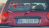 CEO BEOGRAD SE SMEJE: Vidite šta je ispisano na zadnjem staklu auta - vozač iza odmah reagovao CEO BEOGRAD SE SMEJE: Vidite šta je ispisano na zadnjem staklu auta - vozač iza odmah reagovao