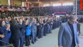 ПРЕДСЕДНИК ДОЧЕКАН ОВАЦИЈАМА: Погледајте снимак аплауза за Александра Вучића ПРЕДСЕДНИК ДОЧЕКАН ОВАЦИЈАМА: Погледајте снимак аплауза за Александра Вучића