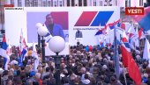ВУЧИЋ У КРАГУЈЕВЦУ: Народ поздравља председника, вијоре се српске тробојке ВУЧИЋ У КРАГУЈЕВЦУ: Народ поздравља председника, вијоре се српске тробојке