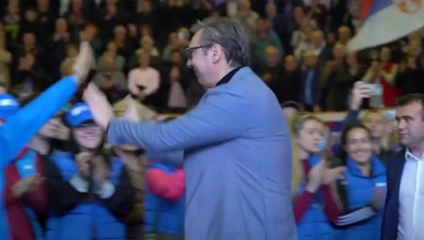 НЕМА НАЗАД, СРБИЈА ИДЕ У БУДУЋНОСТ: Вучић поделио снимак са предизборног скупа у Крагујевцу (ВИДЕО) НЕМА НАЗАД, СРБИЈА ИДЕ У БУДУЋНОСТ: Вучић поделио снимак са предизборног скупа у Крагујевцу (ВИДЕО)