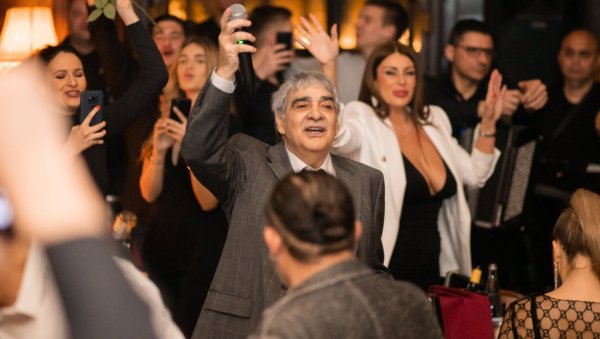 ЉУБА АЛИЧИЋ СЕ ВРАЋА У КАФАНУ: Луд провод уз доајена народне музике у Скадарлији (ФОТО) ЉУБА АЛИЧИЋ СЕ ВРАЋА У КАФАНУ: Луд провод уз доајена народне музике у Скадарлији (ФОТО)