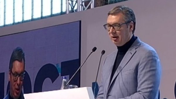 СРБИЈУ НЕЋЕМО ДА ВРАЋАМО У ЛАНЦЕ И КАТАНЦЕ: Лидера напредњака дочекале хиљаде људи у Ужицу и Крагујевцу СРБИЈУ НЕЋЕМО ДА ВРАЋАМО У ЛАНЦЕ И КАТАНЦЕ: Лидера напредњака дочекале хиљаде људи у Ужицу и Крагујевцу