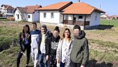 USELILI SE BULOVIĆI: Šestočlanoj porodici u Bečmenu uručeni ključevi novoizgrađene kuće USELILI SE BULOVIĆI: Šestočlanoj porodici u Bečmenu uručeni ključevi novoizgrađene kuće