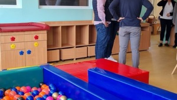 ДЕТЕ ПАЛО У НИШКОМ ВРТИЋУ: У Клинички центар превезено у свесном стању, огласили се и лекари ДЕТЕ ПАЛО У НИШКОМ ВРТИЋУ: У Клинички центар превезено у свесном стању, огласили се и лекари