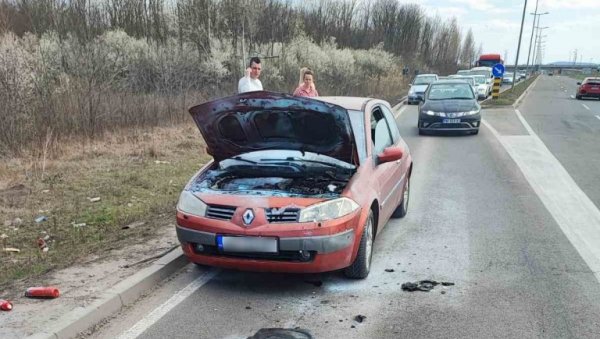 ДРАМА НАДОМАК БЕОГРАДА: Запалио се ауто на Зрењанинском путу, полиција морала да вади путнике из возила (ФОТО) ДРАМА НАДОМАК БЕОГРАДА: Запалио се ауто на Зрењанинском путу, полиција морала да вади путнике из возила (ФОТО)