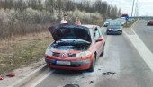 ДРАМА НАДОМАК БЕОГРАДА: Запалио се ауто на Зрењанинском путу, полиција морала да вади путнике из возила (ФОТО) ДРАМА НАДОМАК БЕОГРАДА: Запалио се ауто на Зрењанинском путу, полиција морала да вади путнике из возила (ФОТО)