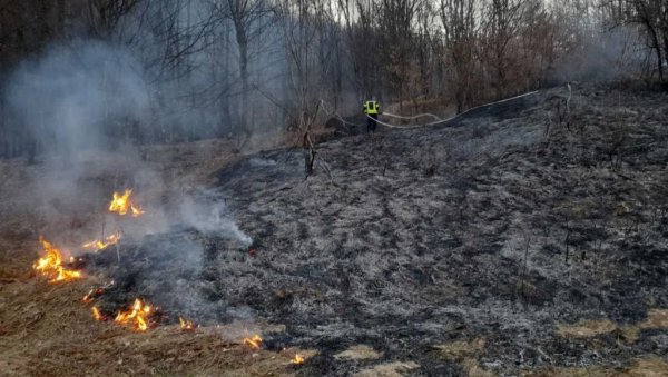 УГАШЕНО НА ДЕСЕТИНЕ ПОЖАРА: Људска непажња узрок све чешћег ширења ватре на подручју Источног Сарајева УГАШЕНО НА ДЕСЕТИНЕ ПОЖАРА: Људска непажња узрок све чешћег ширења ватре на подручју Источног Сарајева