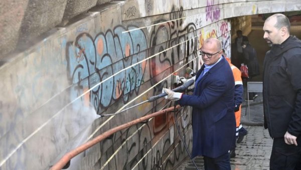 УКЛАЊАЊЕ ГРАФИТА У БЕОГРАДУ: Весић поручио - Чувајмо наш град. Тако Београд побеђује! УКЛАЊАЊЕ ГРАФИТА У БЕОГРАДУ: Весић поручио - Чувајмо наш град. Тако Београд побеђује!