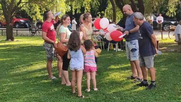 БЕСПЛАТНИ УЏБЕНИЦИ ЗА ПРВАКЕ: Акција за школарце на територији Зрењанина (ФОТО) БЕСПЛАТНИ УЏБЕНИЦИ ЗА ПРВАКЕ: Акција за школарце на територији Зрењанина (ФОТО)