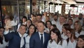 СИНИША МАЛИ И ИРЕНА ВУЈОВИЋ СА МЛАДИМА: Србија се из дана у дан мења набоље (ВИДЕО) СИНИША МАЛИ И ИРЕНА ВУЈОВИЋ СА МЛАДИМА: Србија се из дана у дан мења набоље (ВИДЕО)