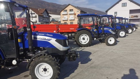 UZ SUBVENCIJE - 200 NOVIH TRAKTORA: Ivanjički poljoprivrednici uz pomoć države kupuju mehanizaciju (FOTO) UZ SUBVENCIJE - 200 NOVIH TRAKTORA: Ivanjički poljoprivrednici uz pomoć države kupuju mehanizaciju (FOTO)