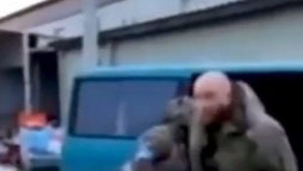РАТНИ ЗЛОЧИН УКРАЈИНАЦА: Стравично злостављање руских војника заробљених код Харкова (УЗНЕМИРУЈУЋИ ВИДЕО) РАТНИ ЗЛОЧИН УКРАЈИНАЦА: Стравично злостављање руских војника заробљених код Харкова (УЗНЕМИРУЈУЋИ ВИДЕО)
