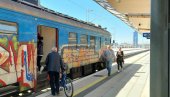 PONOVO KAMENOVAN VOZ: Razbijena stakla, zbog vandalizma otkazan polazak PONOVO KAMENOVAN VOZ: Razbijena stakla, zbog vandalizma otkazan polazak