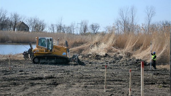 КРИВАЈА ГАСИ ЖЕЂ ОРАНИЦАМА: Река с мало воде у Србобрану повезује се са системом ДТД да би послужила за наводњавање КРИВАЈА ГАСИ ЖЕЂ ОРАНИЦАМА: Река с мало воде у Србобрану повезује се са системом ДТД да би послужила за наводњавање