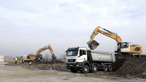 NA MAKIŠKOM POLJU DO SADA NASUTO MILION I PO KUBIKA PESKA I LOMLJENOG KAMENA: Gradnja depoa krajem godine NA MAKIŠKOM POLJU DO SADA NASUTO MILION I PO KUBIKA PESKA I LOMLJENOG KAMENA: Gradnja depoa krajem godine