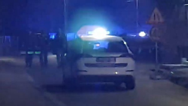ПРВИ СНИМАК ДРАМЕ У ЗАЈЕЧАРУ: Јаке полицијске снаге на лицу места! Има мртвих (ВИДЕО) ПРВИ СНИМАК ДРАМЕ У ЗАЈЕЧАРУ: Јаке полицијске снаге на лицу места! Има мртвих (ВИДЕО)