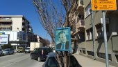 ПОЖАРЕВАЦ НЕ ЗАБОРАВЉА СЛОБУ: Слика Милошевића на дрвету у центру града ПОЖАРЕВАЦ НЕ ЗАБОРАВЉА СЛОБУ: Слика Милошевића на дрвету у центру града