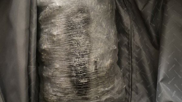 ЗАПЛЕЊЕНО ВИШЕ ОД КИЛОГРАМ МАРИХУАНЕ: У Новом Саду ухапшен осумњичен за трговину дроге ЗАПЛЕЊЕНО ВИШЕ ОД КИЛОГРАМ МАРИХУАНЕ: У Новом Саду ухапшен осумњичен за трговину дроге