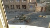 SNIMAK IZ MARIUPOLJA: Nacisti Azova pucali na ruski tenk T-72 (VIDEO) SNIMAK IZ MARIUPOLJA: Nacisti Azova pucali na ruski tenk T-72 (VIDEO)