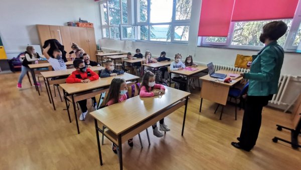 СВАКИ ЂАК ДОБИЈА СВОЈУ ШИФРУ: Подаци ће се чувати од предшколских дана, па до завршетка факултета СВАКИ ЂАК ДОБИЈА СВОЈУ ШИФРУ: Подаци ће се чувати од предшколских дана, па до завршетка факултета