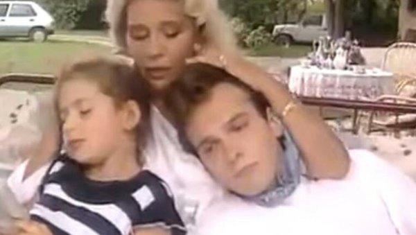 ОСВОЈИО НАС ЈЕ У ЧУВЕНОЈ СЕРИЈИ О РАСПАДУ ДРЖАВЕ ДЕВЕДЕСЕТИХ: Данас је ожењен познатом глумицом и имају троје деце (ФОТО) ОСВОЈИО НАС ЈЕ У ЧУВЕНОЈ СЕРИЈИ О РАСПАДУ ДРЖАВЕ ДЕВЕДЕСЕТИХ: Данас је ожењен познатом глумицом и имају троје деце (ФОТО)