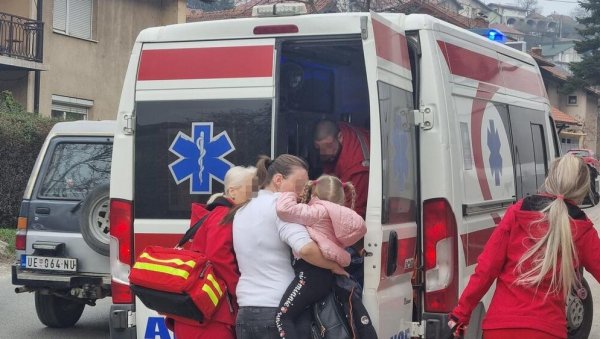 ПОВРЕЂЕНО ДВОЈЕ ДЕЦЕ: Мајка накратко изашла из паркираног аута, возило кренуло у рикверц ПОВРЕЂЕНО ДВОЈЕ ДЕЦЕ: Мајка накратко изашла из паркираног аута, возило кренуло у рикверц