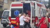 ПОВРЕЂЕНО ДВОЈЕ ДЕЦЕ: Мајка накратко изашла из паркираног аута, возило кренуло у рикверц ПОВРЕЂЕНО ДВОЈЕ ДЕЦЕ: Мајка накратко изашла из паркираног аута, возило кренуло у рикверц