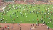 ХАОС У НИГЕРИЈИ: Навијачи демолирали стадион, полицајци се хватали за главу (ВИДЕО) ХАОС У НИГЕРИЈИ: Навијачи демолирали стадион, полицајци се хватали за главу (ВИДЕО)
