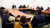 БОЉИ УСЛОВИ ЗА ПОЉОПРИВРЕДНИКЕ ИЗ ЈАКОВА: Мештани разговарали са председником Сурчина БОЉИ УСЛОВИ ЗА ПОЉОПРИВРЕДНИКЕ ИЗ ЈАКОВА: Мештани разговарали са председником Сурчина