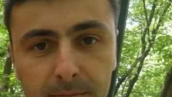 ОВО ЈЕ ПОТПУКОВНИК СТАНОЈЕВИЋ (43) КОЈИ ЈЕ ПОГИНУО У КОНГУ Дејанова супруга за Новости: Био је диван отац и супруг... ОВО ЈЕ ПОТПУКОВНИК СТАНОЈЕВИЋ (43) КОЈИ ЈЕ ПОГИНУО У КОНГУ Дејанова супруга за Новости: Био је диван отац и супруг...