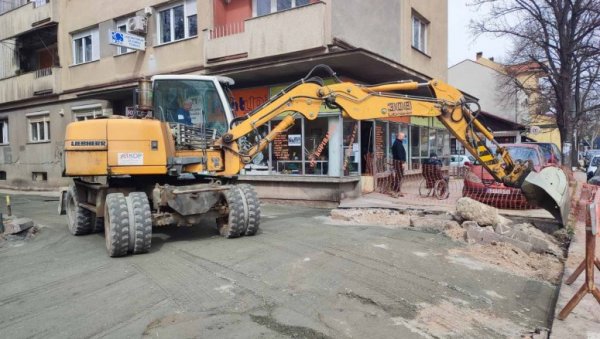 ПОЧЕЛИ РАДОВИ: Улица Моша Пијаде у Лесковцу добија нове тротоаре ПОЧЕЛИ РАДОВИ: Улица Моша Пијаде у Лесковцу добија нове тротоаре
