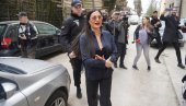 CRVENI KARMIN I NAOČARE ZA SUNCE: Ceca zablistala u elegantnoj kombinaciji (FOTO) CRVENI KARMIN I NAOČARE ZA SUNCE: Ceca zablistala u elegantnoj kombinaciji (FOTO)