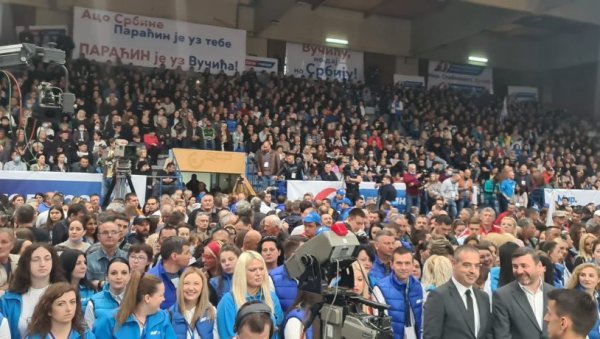 ПАРАЋИНЦИ ЧЕКАЈУ ОБРАЋАЊЕ ВУЧИЋА: Спортски центар 7. јули пун, грађани пружају подршку листи СНС (ФОТО) ПАРАЋИНЦИ ЧЕКАЈУ ОБРАЋАЊЕ ВУЧИЋА: Спортски центар 7. јули пун, грађани пружају подршку листи СНС (ФОТО)
