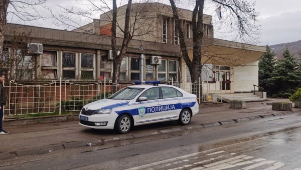 ШЕСТОРО УЧЕНИКА У НИШУ ДОБИЛО ТРОВАЊЕ: Након доручка жалили се на мучнину, школа одмах звала хитну помоћ (ВИДЕО) ШЕСТОРО УЧЕНИКА У НИШУ ДОБИЛО ТРОВАЊЕ: Након доручка жалили се на мучнину, школа одмах звала хитну помоћ (ВИДЕО)