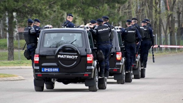 ОБУКА НА МАКИШУ: Погледајте како полиција са службеним псима и коњима заводи ред (ФОТО) ОБУКА НА МАКИШУ: Погледајте како полиција са службеним псима и коњима заводи ред (ФОТО)
