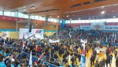 BEOGRAD ČEKA VUČIĆA: Veliki broj građana se okupio u Sportskom centru Voždovac (FOTO) BEOGRAD ČEKA VUČIĆA: Veliki broj građana se okupio u Sportskom centru Voždovac (FOTO)