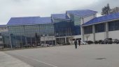 УЧЕНИЦУ ИЗУЈЕДАЛИ ПСИ: Луталице напале тинејџерку пред зградом средње школе у Колашину УЧЕНИЦУ ИЗУЈЕДАЛИ ПСИ: Луталице напале тинејџерку пред зградом средње школе у Колашину
