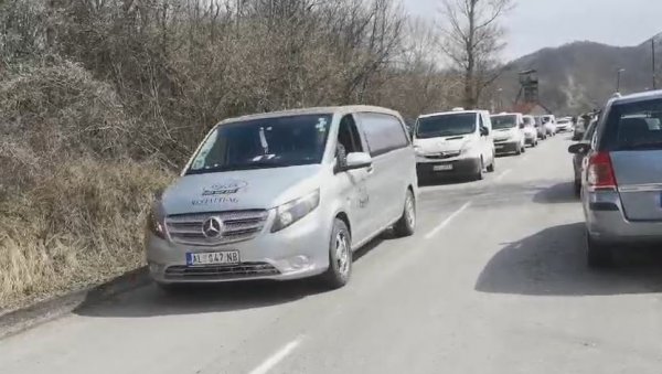 КОЛОНА ПОГРЕБНИХ ВОЗИЛА ОДВОЗИ ТЕЛА НАСТРАДАЛИХ: Потресни снимци код рудника Соко (ВИДЕО) КОЛОНА ПОГРЕБНИХ ВОЗИЛА ОДВОЗИ ТЕЛА НАСТРАДАЛИХ: Потресни снимци код рудника Соко (ВИДЕО)