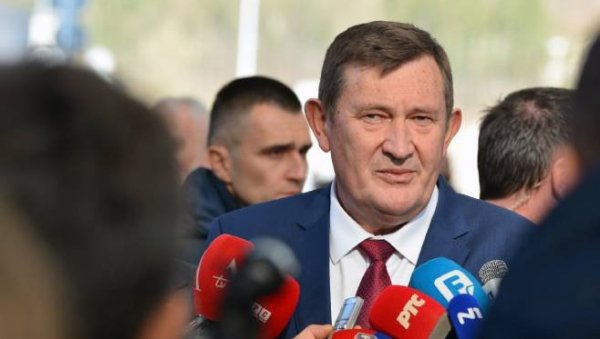ПРИВРЕДНИЦИ СА ЕКСТРА ПРОФИТОМ ТРАЖЕ ПОМОЋ ВЛАДЕ: Војин Митровић, министар привреде и предузетништва РС ПРИВРЕДНИЦИ СА ЕКСТРА ПРОФИТОМ ТРАЖЕ ПОМОЋ ВЛАДЕ: Војин Митровић, министар привреде и предузетништва РС
