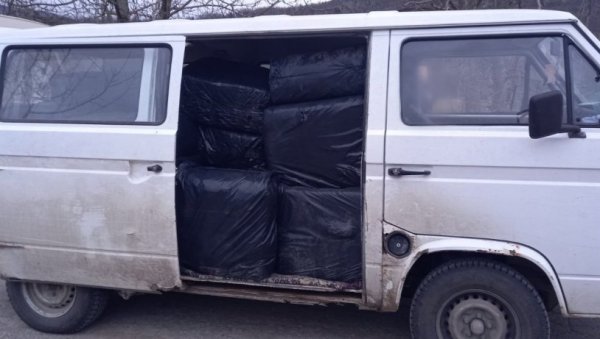 ПАЛИ ИЛЕГАЛНИ ТРГОВЦИ ТЕКСТИЛА НА ДРИНИ: Једни хапсе, други помажу? ПАЛИ ИЛЕГАЛНИ ТРГОВЦИ ТЕКСТИЛА НА ДРИНИ: Једни хапсе, други помажу?