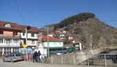 ЖЕНА ПРЕТУКЛА МУЖА: Породично насиље у Трговишту - ударала га дрвеном столицом ЖЕНА ПРЕТУКЛА МУЖА: Породично насиље у Трговишту - ударала га дрвеном столицом