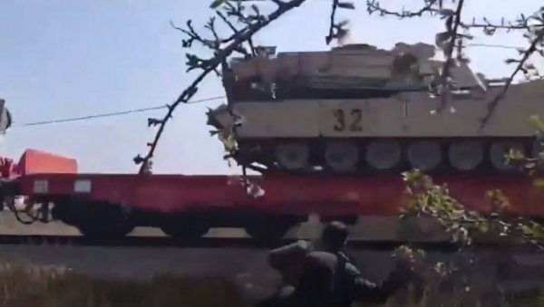 ГРЦИ НАПАЛИ АМЕРИЧКИ ВОЈНИ КОНВОЈ: Без страха притрчали оклопњацима, комунисти позивају на бојкот НАТО возова (ВИДЕО) ГРЦИ НАПАЛИ АМЕРИЧКИ ВОЈНИ КОНВОЈ: Без страха притрчали оклопњацима, комунисти позивају на бојкот НАТО возова (ВИДЕО)