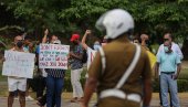 ŠRI LANKA UVELA POLICIJSKI ČAS: Protesti zbog nestašica prerasli u ozbiljne nerede ŠRI LANKA UVELA POLICIJSKI ČAS: Protesti zbog nestašica prerasli u ozbiljne nerede