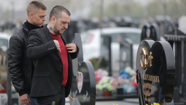 ШЕСТ ГОДИНА БЕЗ ЈЕЛЕНЕ: На гробљу Збег у Борчи одржан помен трагично настрадалој певачици на парастосу плакао и супруг Зоран ШЕСТ ГОДИНА БЕЗ ЈЕЛЕНЕ: На гробљу Збег у Борчи одржан помен трагично настрадалој певачици на парастосу плакао и супруг Зоран