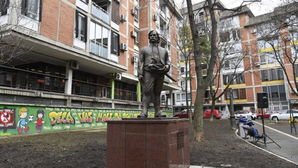 ВАНДАЛИ ЛОМЕ И ШАРАЈУ СПОМЕНИКЕ: Симболи претрпели знатна оштећења последњих година, на удару били Молер, Нушић, Пекић... ВАНДАЛИ ЛОМЕ И ШАРАЈУ СПОМЕНИКЕ: Симболи претрпели знатна оштећења последњих година, на удару били Молер, Нушић, Пекић...