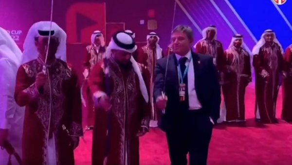 ПИКСИ УСРЕД КАТАРА ИЗВУКАО САБЉУ: Селектор орлова приредио шоу после извлачења група на Мундијалу (ВИДЕО) ПИКСИ УСРЕД КАТАРА ИЗВУКАО САБЉУ: Селектор орлова приредио шоу после извлачења група на Мундијалу (ВИДЕО)